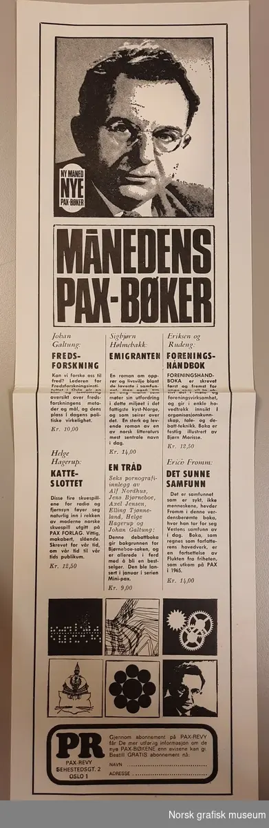 Reklamebrosjyre for abonnement på serien Pax-revy (PR). Kornraster brukt for å skape en grafisk effekt.
Opplysninger fra giver: "Fra starten av ga forlaget ut billig-bøker i såkalt paperback-format, 17 x 22,5 cm. I 1966-67 kom det også ut underserier: 'Pax faktaserien' i format 14 x 20 cm, og 'Minipax-serien' i format 17 x 22,5 cm. Den sistnevnte serien hadde et enkelt grafisk utformet motiv som kun varierte i fargene. Forlagets første ca. 40 titler (1964-1966) hadde omslagsdesign av fotografen Arild Kristo (1939-2010). Hans stil første til at Pax-bøkene ble et begrep. I 1967 overtok designeren Bruno Oldani som hoved-designer. Hans stil var på mange måter en kontrast til Kristos, men også hans omslag vakte oppmerksomhet og anerkjennelse. Innimellom disse to fikk [giver] anledning til å lage en ca. 25 bokomslag i 1966-67. [Giver] var påvirket og inspirert av både Kristo og Oldani, som [giver] hadde nær kontakt med".
