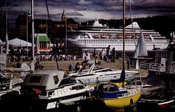 Cruiseskip Crown Odyssey sett fra Aker Brygge.