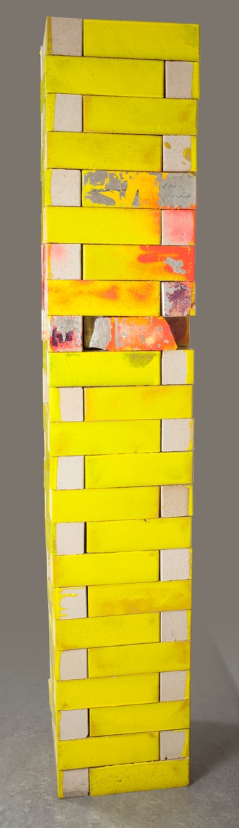 Høy kvadratisk søyle som består av 92 teglstein; 4 x 23. Alle teglsteinene har blank gul glasur på den langsiden som vender ut. Søylen er farget ujevnt med rød spray og har flekker av bladsølv i øvre halvdel.