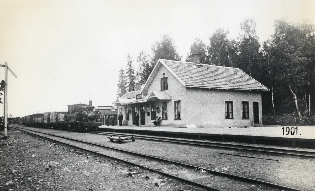 Braås station 1901. Ett blandat godståg/passagerartåg har stannat vid stationen.