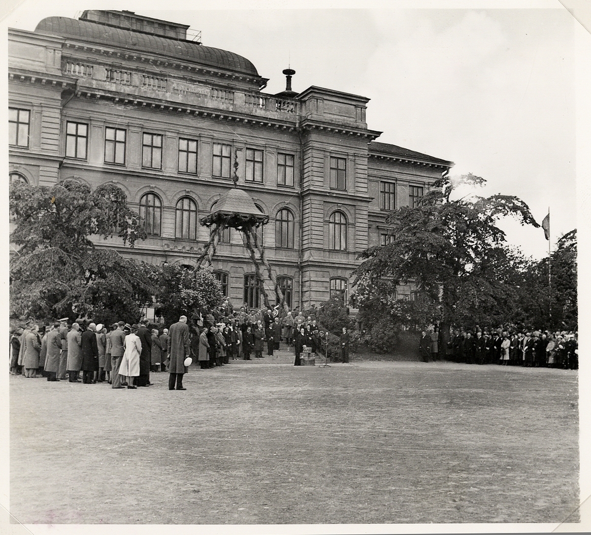 Läroverkets 300-årsjubileum, Växjö 1943.
Samling med andakt på skolgården.