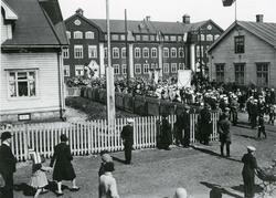 17 Mai i Kirkenes før krigen, ukjent årstall. Skolen i bakgr