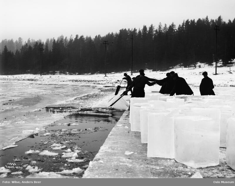Isskæring på Smedstaddammen 15. 12. 1912 En mann skjærer blokker. Flere menn trekker blokkene opp av vannet.
Før maskinell kjøleteknikk, som kjøleskap og frysebokser ble vanlig, var naturis en stor handelsvare. Isen ble brukt i isskap hjemme og til kjøling i industri og meierier. Foto: Wilse, Oslo museum.