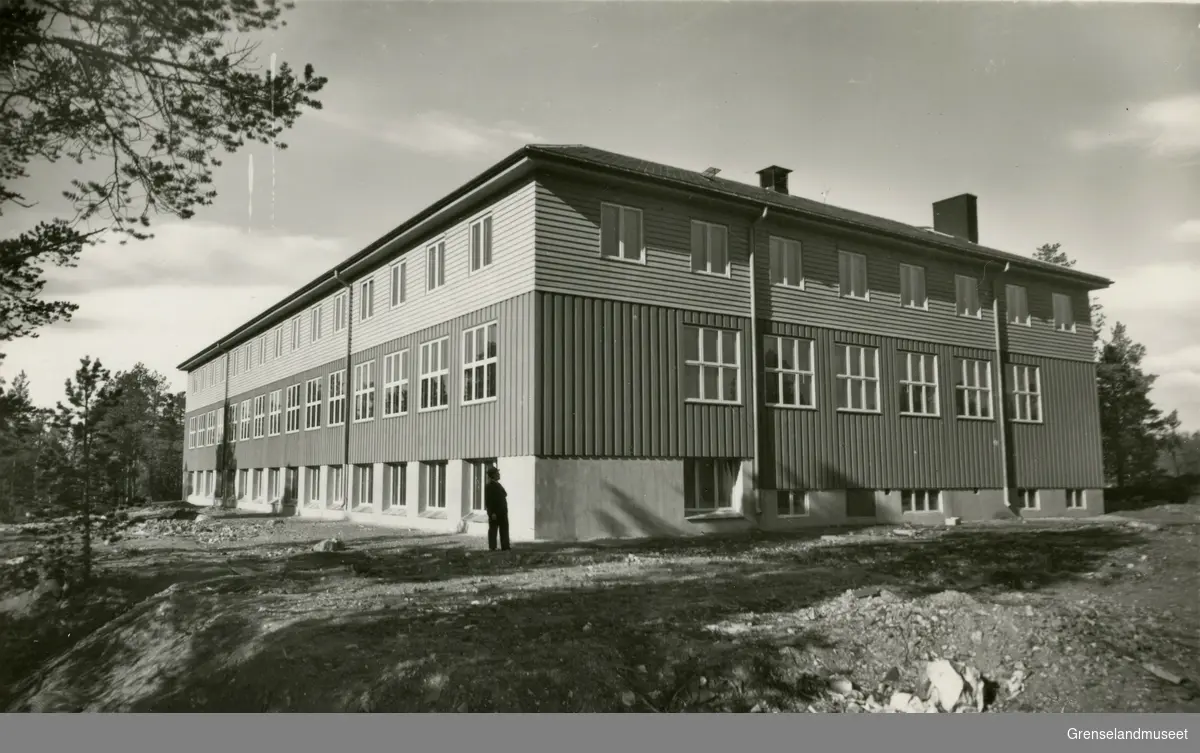 Svanvik ungdomsskole - Folkehøgskolen i Sør-Varanger. Bygget i 1935 og tatt i bruk høsten 1936.  