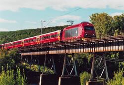 Elektrisk lokomotiv El 18 2251 med persontog til Bergen på B