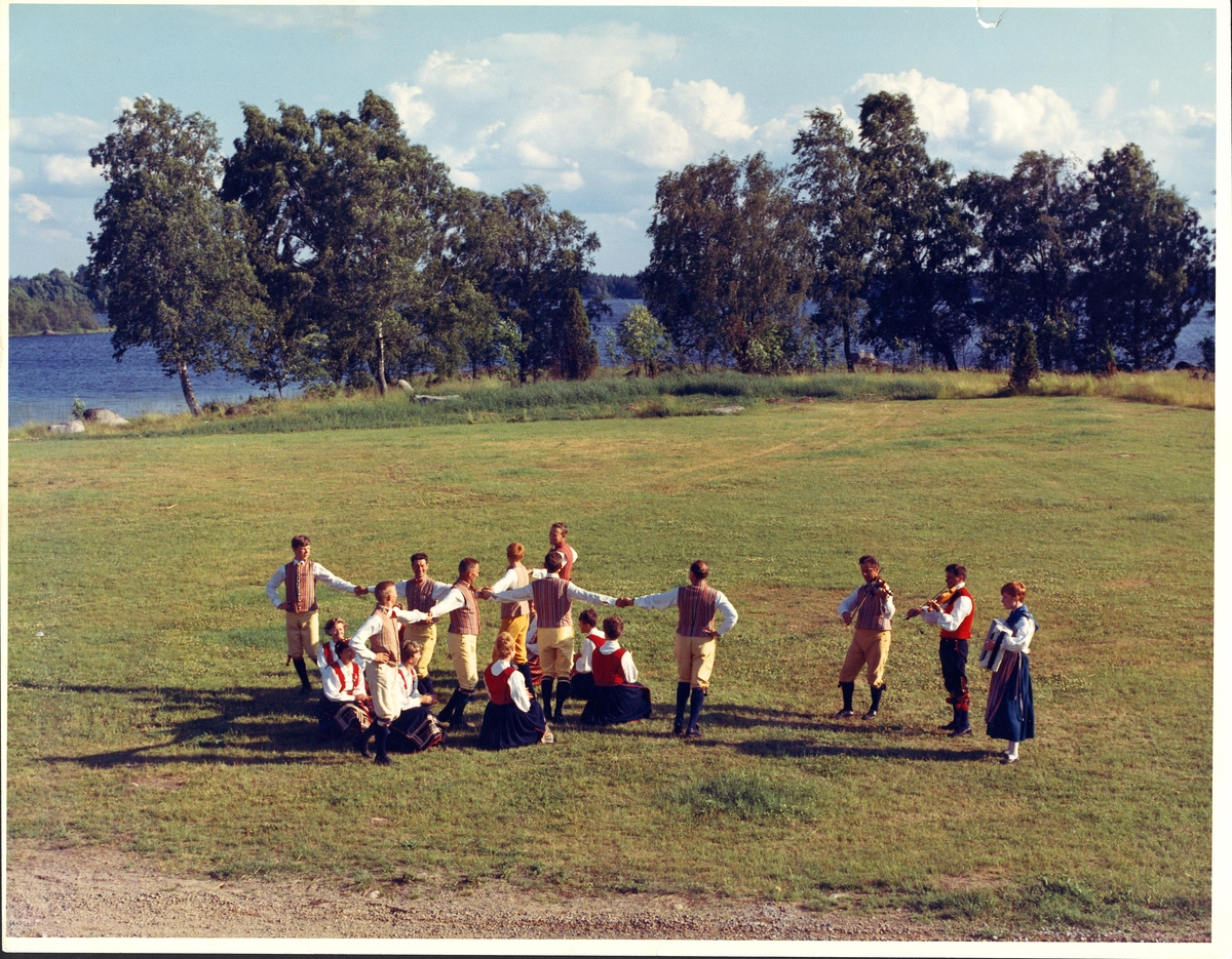 Utflykt till Kronobergs slottsruin, ca 1968-69. Ett folkdanslag dansar på stallholmen.