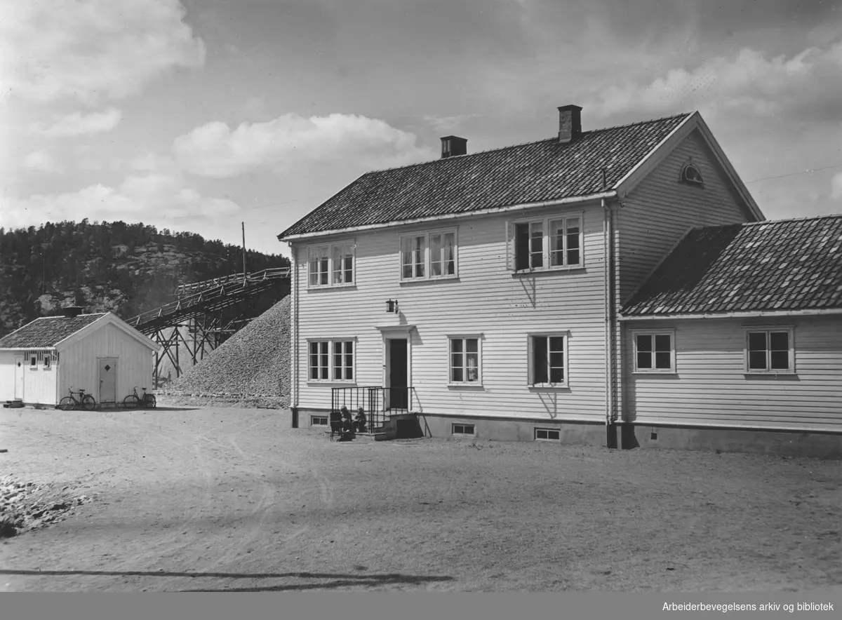 Herrefoss stasjon på Sørlandsbanen. Antatt fotografering 1938-39. Arbeidermagasinet/Magasinet for Alle