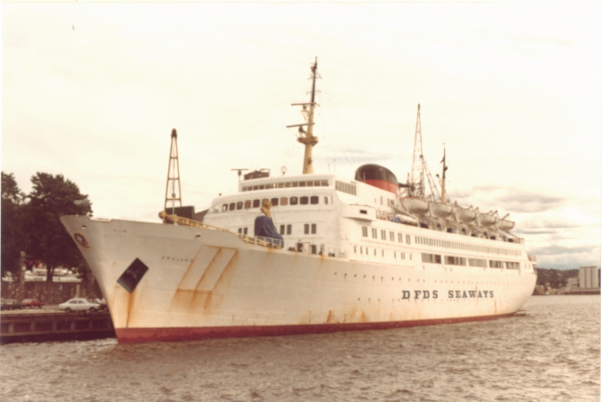 M/S England (b.1964, Helsingør Skibsværft og Maskinbyggeri A/S, Helsingør) ved kai