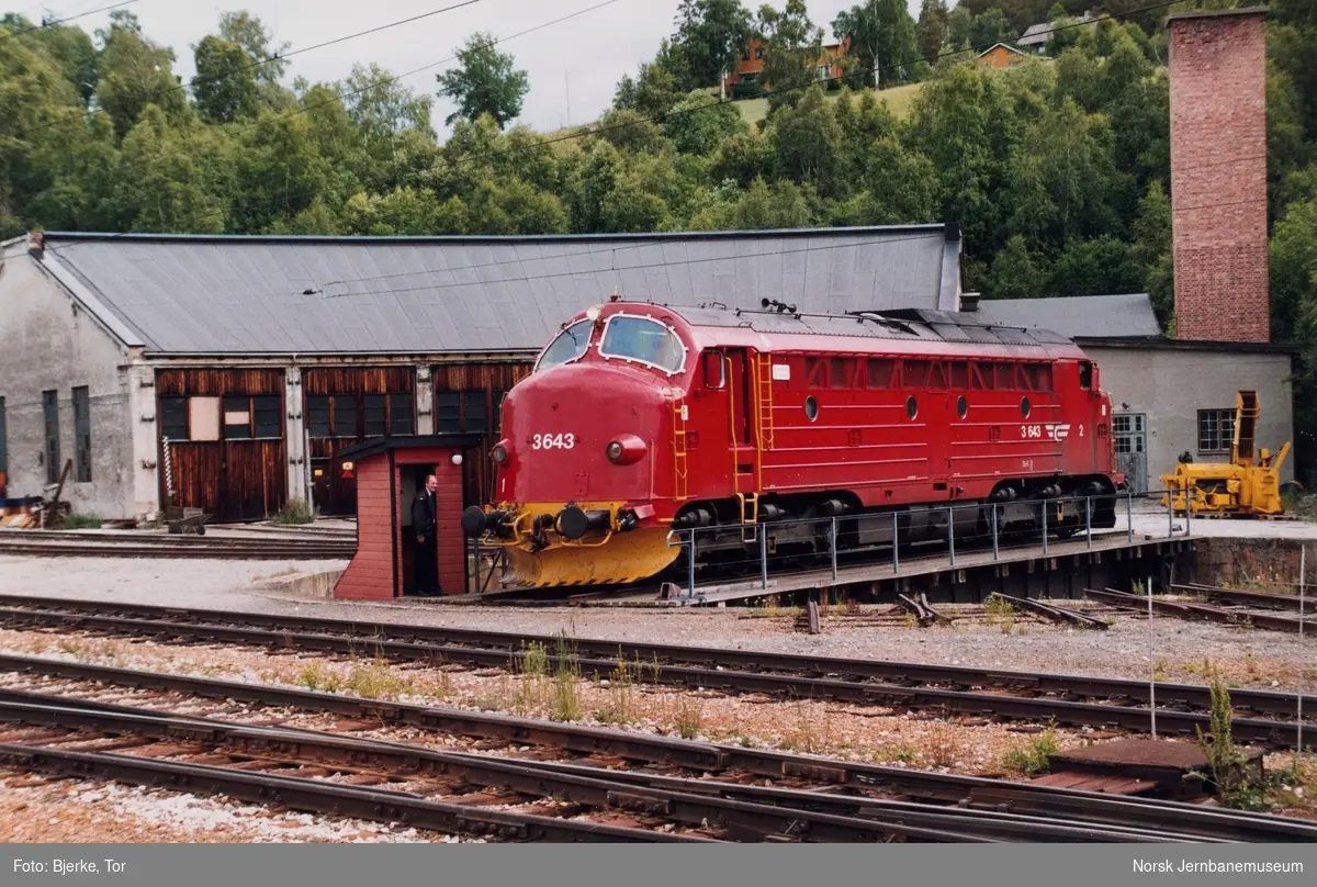 Diesellokomotiv Di 3 643 på svingskiven på Dombås stasjon