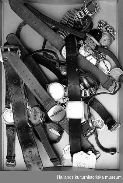 Samling av armbandsur 24 stycken. Herr- och damur med armband av läder, plast, tyg och metall. Alla klockor ur funktion.
