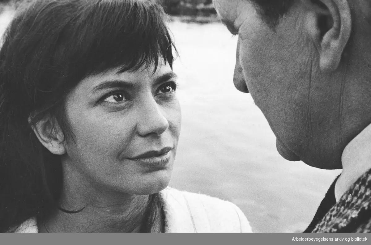 Margit Carlqvist og Jack Fjeldstad i Pål Bang-Hansens spillefilm "Skrift i sne" fra 1966. Arbeidermagasinet/Magasinet for Alle.