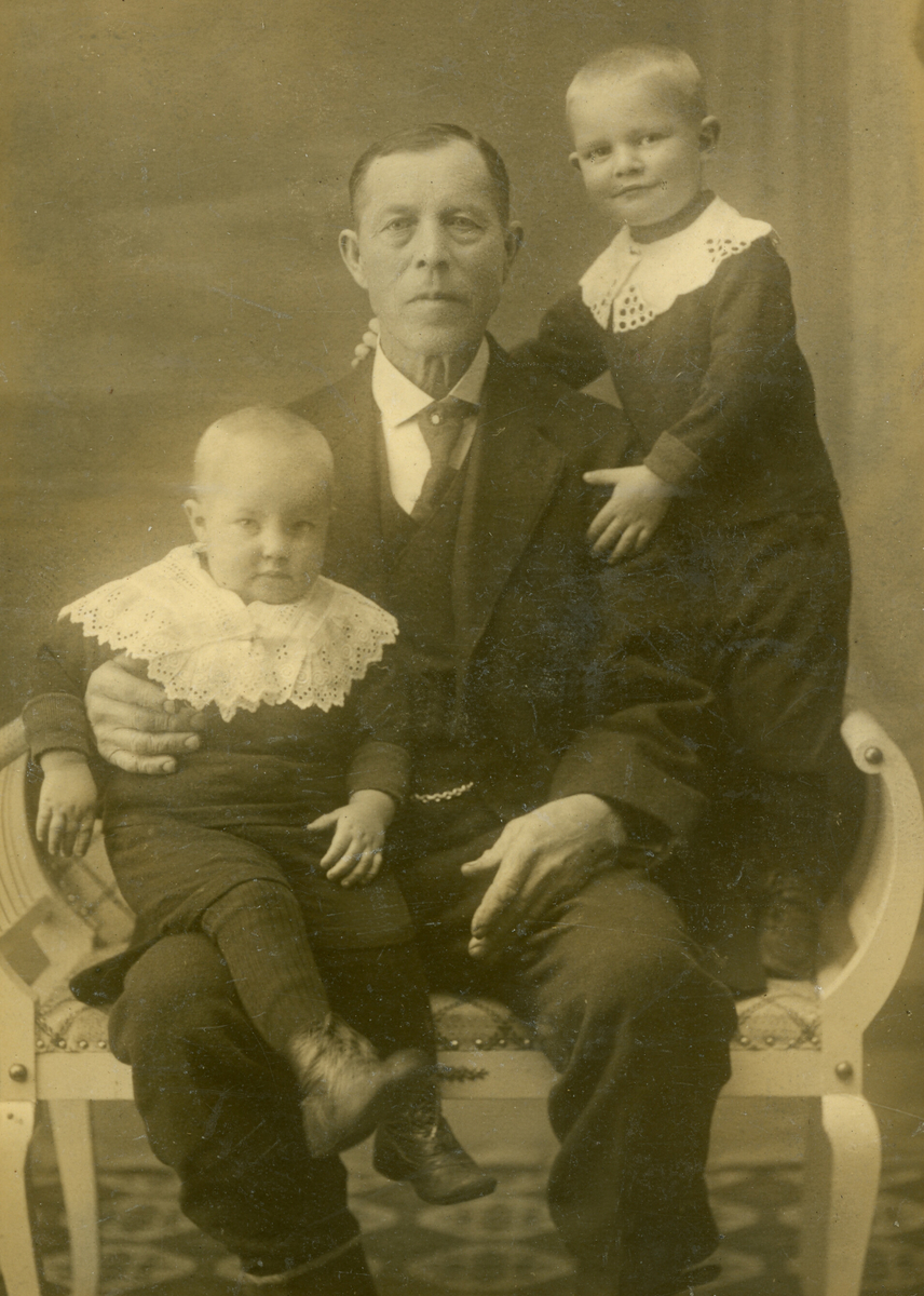 Sigurd Kåsine med barnebarna Bernt og Sigurd Ekeberg.