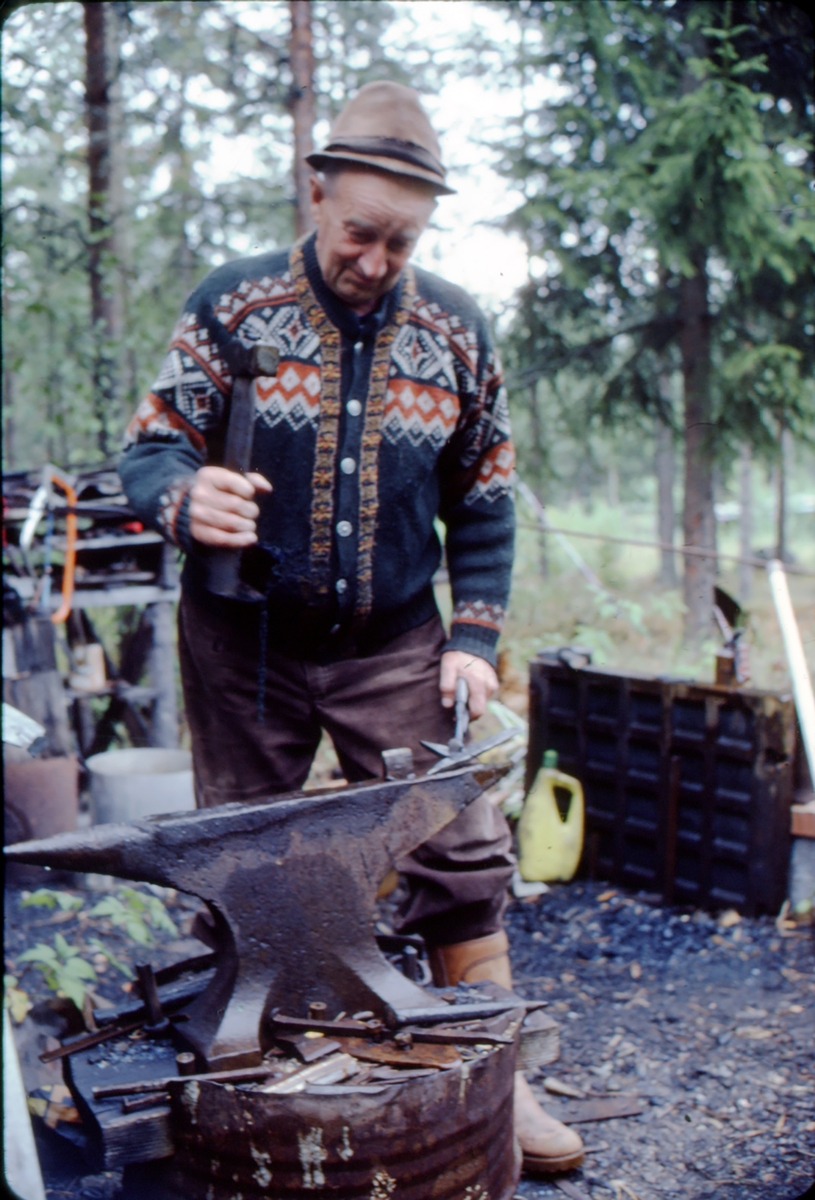 Kåre G. Vålbekken i Eftasberget på Åsnes Finnskog var en mester til å smi gode fløterhaker.
