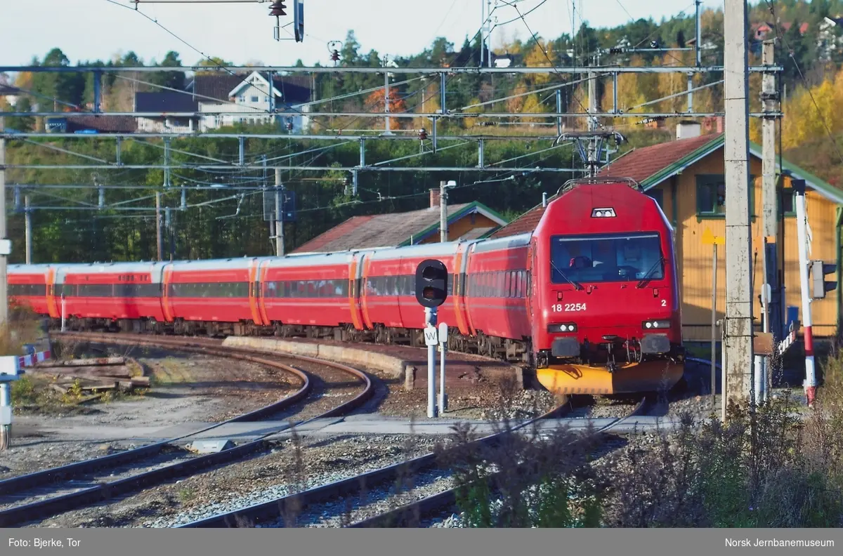 Elektrisk lokomotiv El 18 2254 med persontog fra Oslo til Bergen på Tyristrand stasjon på Randsfjordbanen