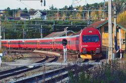 Elektrisk lokomotiv El 18 2254 med persontog fra Oslo til Be