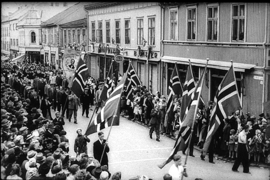 17. mai tog med flaggparade i St. Marie gate i 1945 - Sarpsborg ...