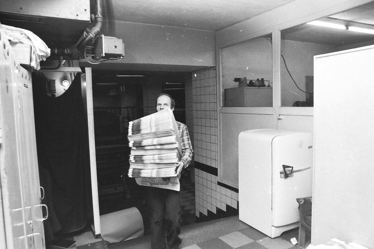 Kjell Edell på jobb i pakkeriet i Sarpsborg Arbeiderblad desember 1975.