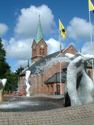 Sarpsborg kirke og fonteneskulpturen Kilden. Two cultural ex