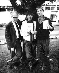 Deltakere på Bokmessen 1985 fotografert utenfor biblioteket