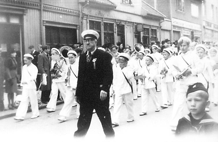 Sarpsborg Guttemusikkorps med dirigent Ole J. Hox marsjerer 17. mai 1946 i Glengsgaten