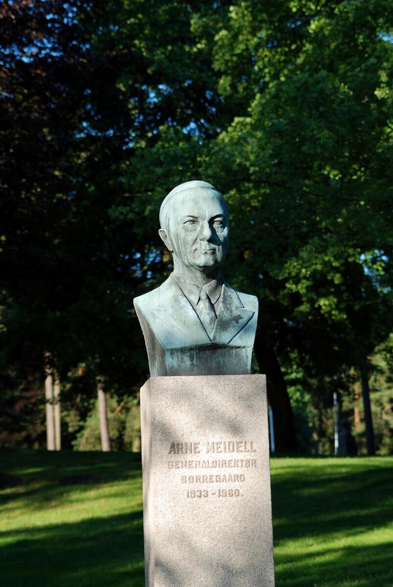 Skulptur av generaldirektør Arne Meidell på Borregaard, i Kulåsparken