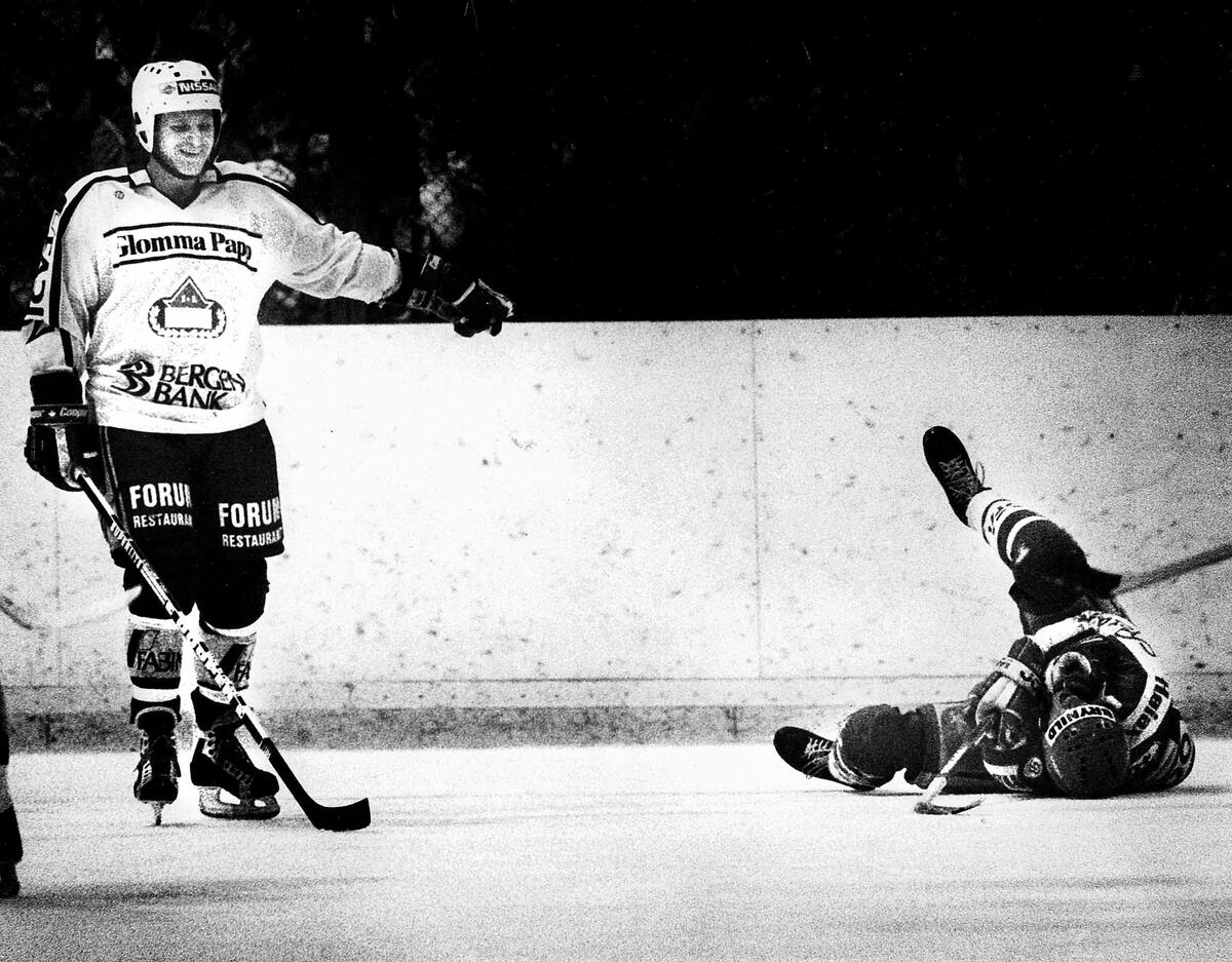Spartaspiller Geir Myhre håner Stjernen, 8/2- 1987, i Stjernehallen - Fotoblikk