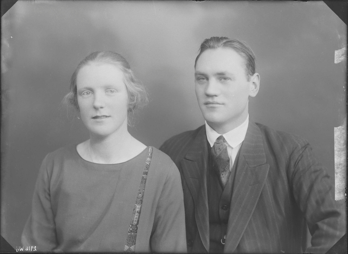 Fotografering beställd av Irma Johnson på Övre Rosenhill II. Förlovningsporträtt. Kan föreställa Irma Sofia Jonsson (1905-1984) och Kristian Roland Forsberg (1903-1983) som gifte sig 9 oktober 1927.