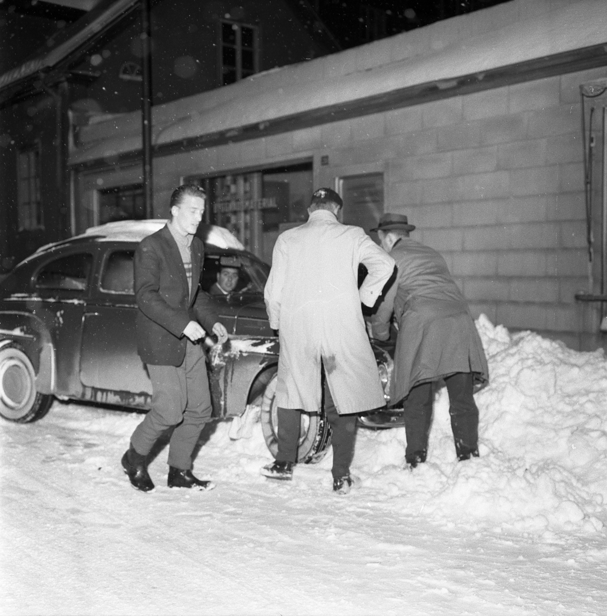 "Än slank han dit, än slank han ner i diket". Fullt så lilla gick det nu inte för bildens bilist och hjälp fick han dessutom. Men han var en av många som fick problem när Linköping drabbades av snöstorm vintern 1960.