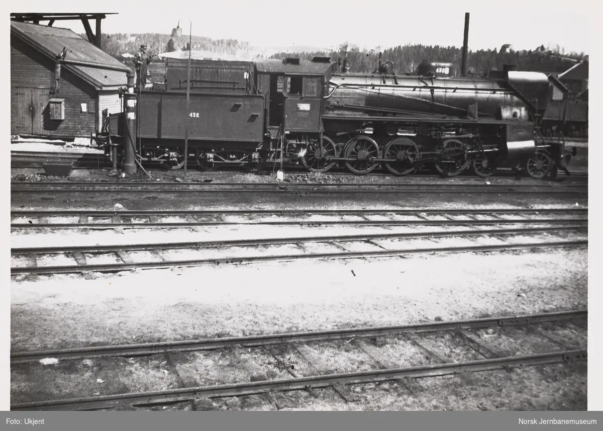 Damplokomotiv type 26c nr. 432 utenfor lokomotivstallen på Hønefoss stasjon