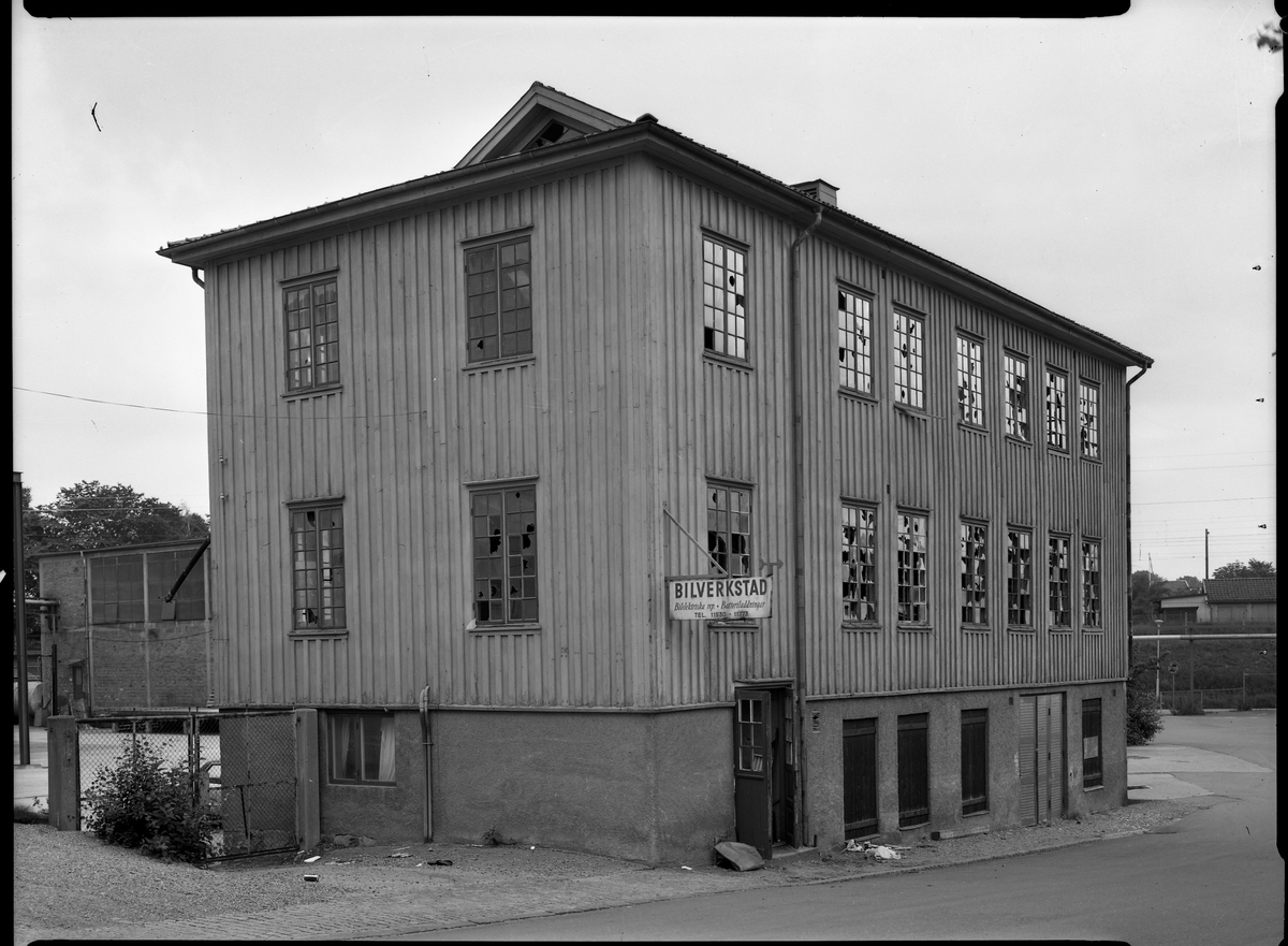 Illa medfaren fastighet på Östra Ringgatan, kv Farkosten. I byggnaden låg tidigare Oscar Anderssons Syfabrik, en bilverkstad mm. 1950-tal.