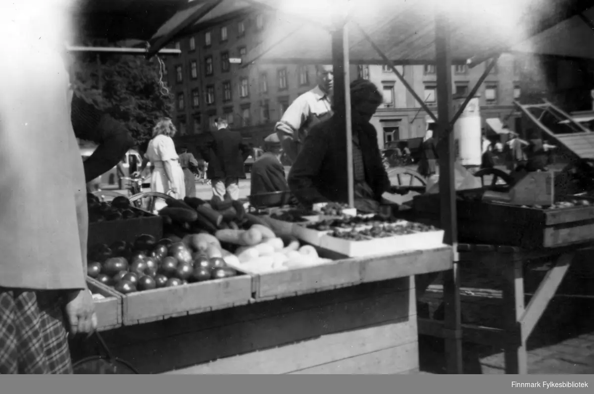 Fra et torg i byen Åbo i Finland. Bildet er tatt i forbindelse med et AUF-stevne i 1949. Det ligger frukt i kassene i forgrunnen