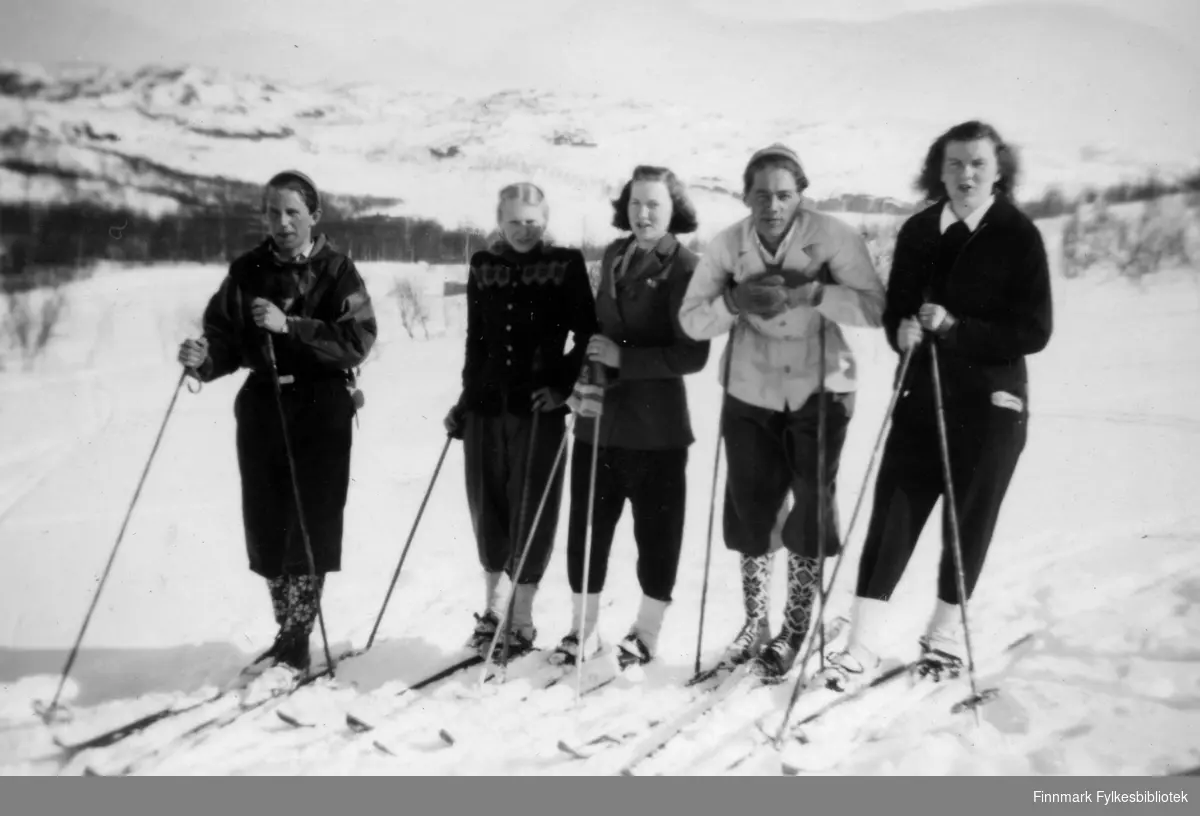 På ski en vinterdag. Fra venstre: Martin Seljemo, ukjent, Solbjørg Løvland, Rolf Sundquist, og Ragnhild Dragseth
