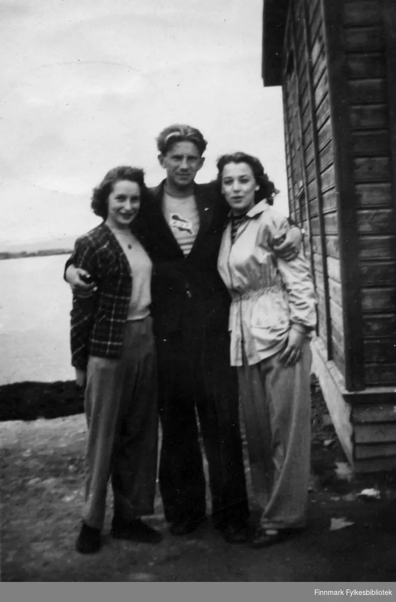 Internasjonalt AUF-stevne i Stockholm i Sverige, 1950. Fra venstre står: Anny Jørgensen, Martin Seljemo, og Enid Larsen. De står utenfor en bygning