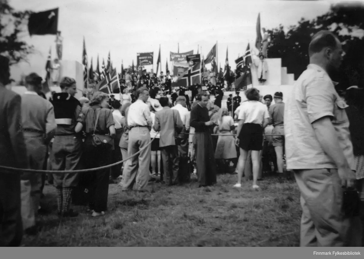 Deltakere på det Internasjonale AUF stevnet i Stockholm, 1950. Mange har med flagg og bannere