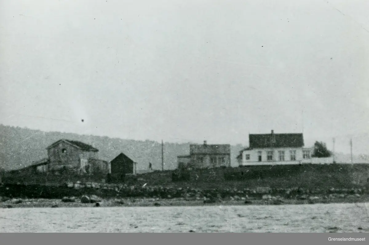 Handel i Karpbukt i Sør-Varanger. Det lille huset i midten er antagelig bygd i 1844 av Fredrik Andersen. Det nye huset til høyre er oppført av konsul Henrik Borthen fra Vardø som drev handel her fra slutten av 1891 til 1898, uten at det ble de store forretningene. 