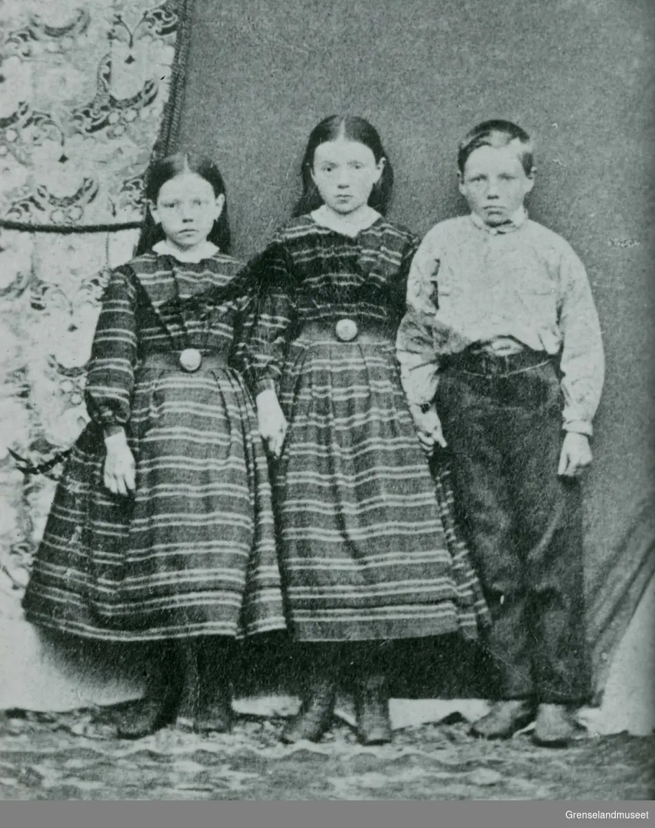 Portrett av Erik Tharaldsens barn.
Fra venstre: 1: Ukjent. 2: Serine (født 1858), senere gift med Edvard Bakken. 3: Tharald Tharaldsen (født 1859). 