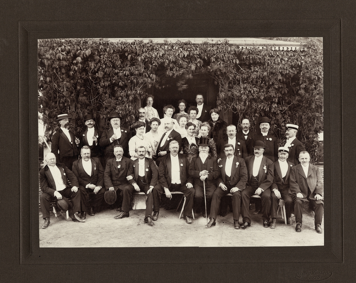 Kamratmötet 15 juni 1911 hos jägmästare Malcolm von Schantz på Lunnaby, Öjaby.
Ett stort antal herrar och damer har samlats framför verandan.