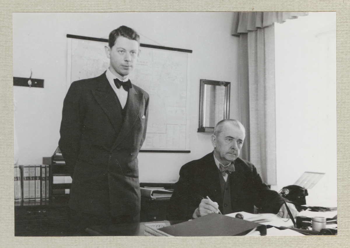 Bilden visar Johan Schreil och direktör Holmgren på kontoret.