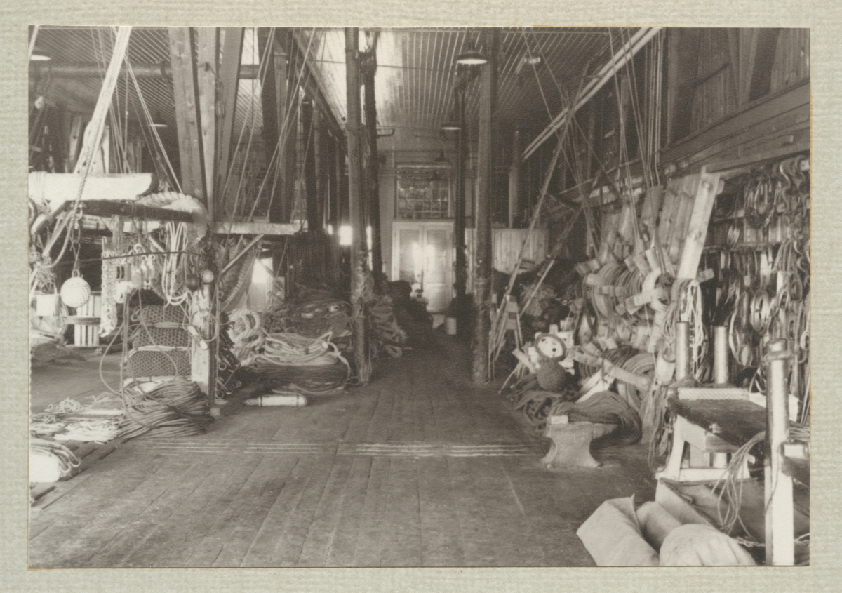 Bilden visar inredningen i Tackelkammaren som är fullproppat med tågvirke, rep och riggdelar.