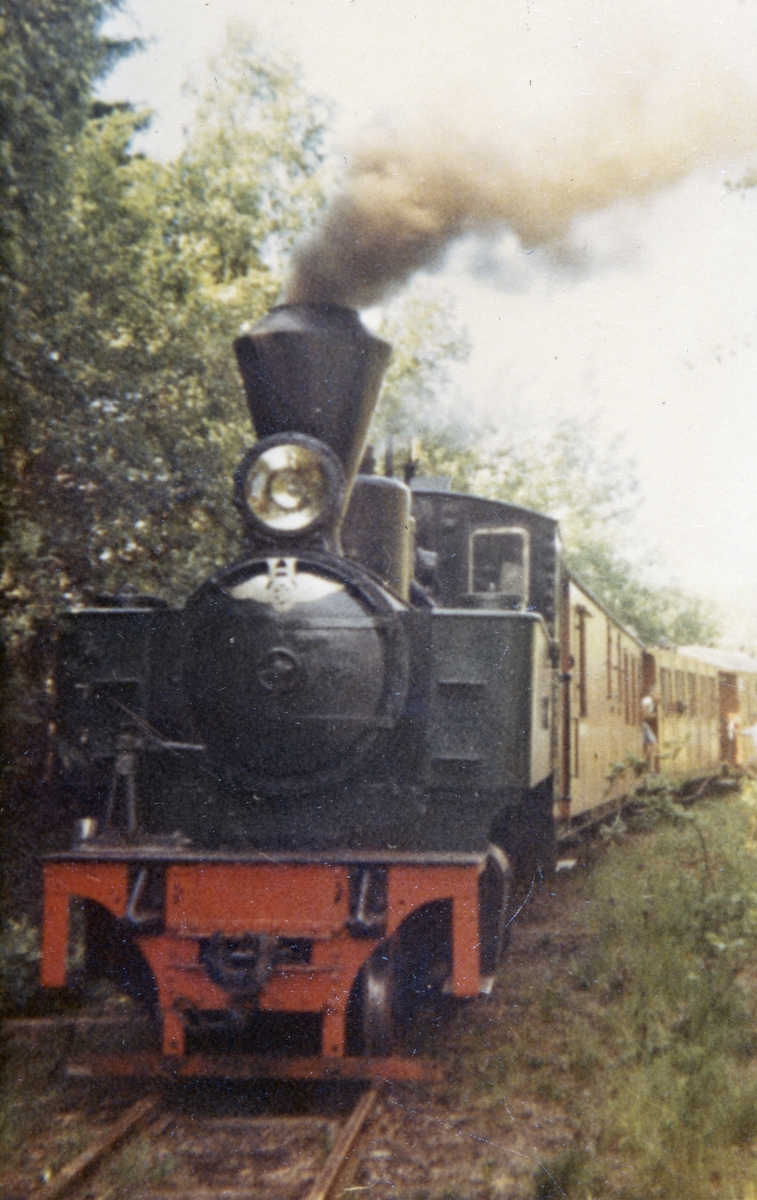 Damplokomotiv XXIXa nr. 6 HØLAND i med et av de første togene på museumsbanen Urskog-Hølandsbanen ved Sølrumsand