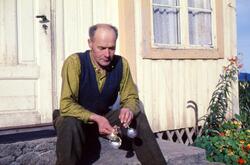 Einar Wilhelmsen viser sølvskjeer som faren hans Henrik Rotb