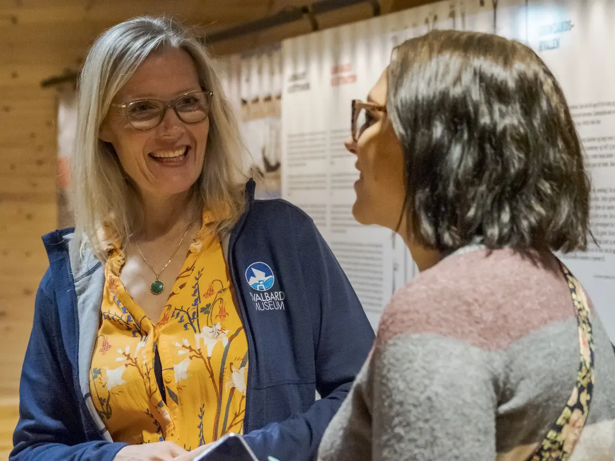 Bildet viser en formidler ved Svalbard museum