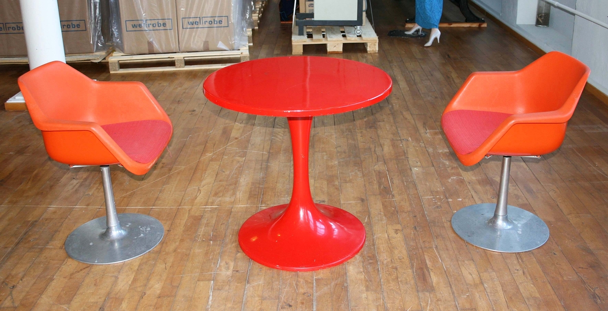Tulipbord i rödlackerad formpressad plast. Rund bordsskiva upptill och trumpetfot nedtill.

Proveniens: Tillhört inredningen på Café Röda rummet, i Kulturhuset, Borås, från år 1975-2009.