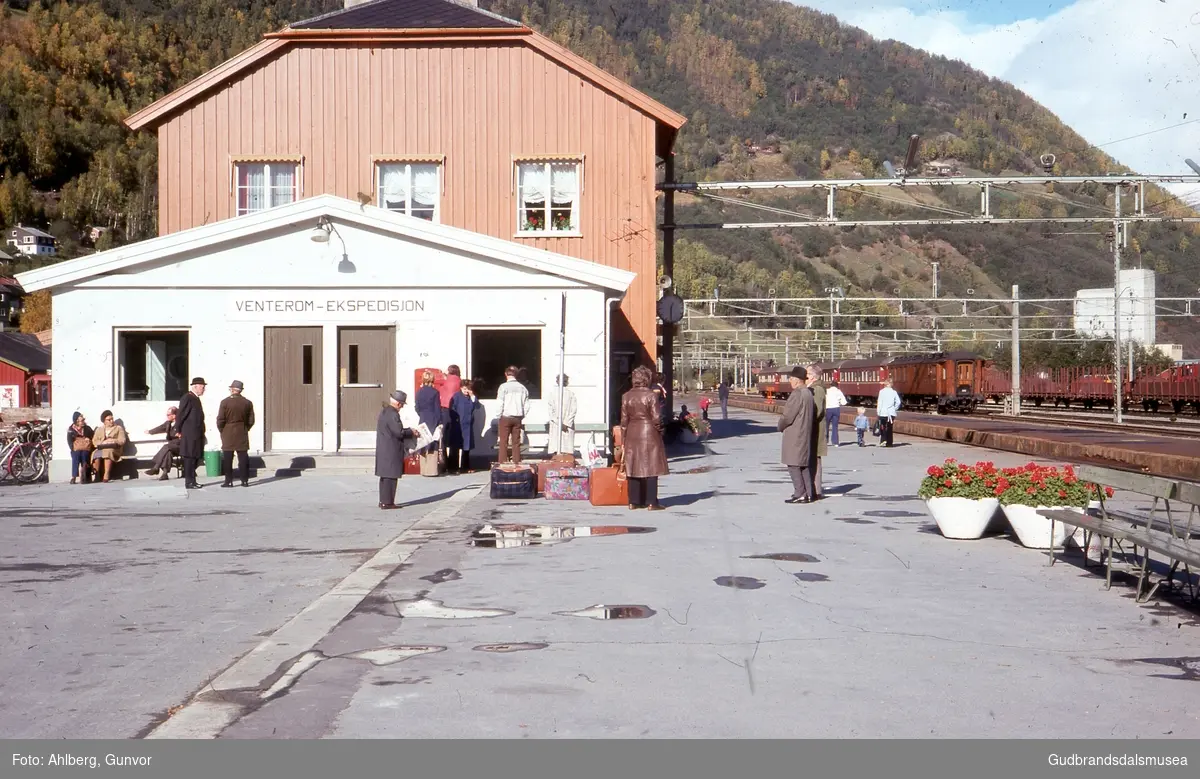 Sel 1976
Otta stasjon, ventar på toget.