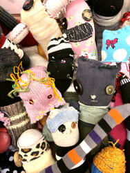 En stor mengde sokke-figurer i alle farger og utforminger ligger i en haug