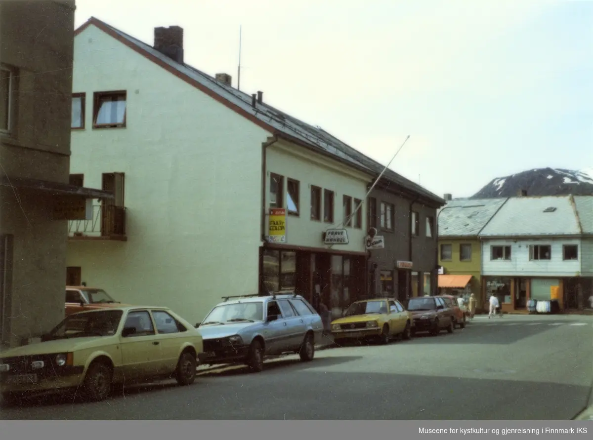 Honningsvåg. Storgata med flere butikker. Sommeren 1985.