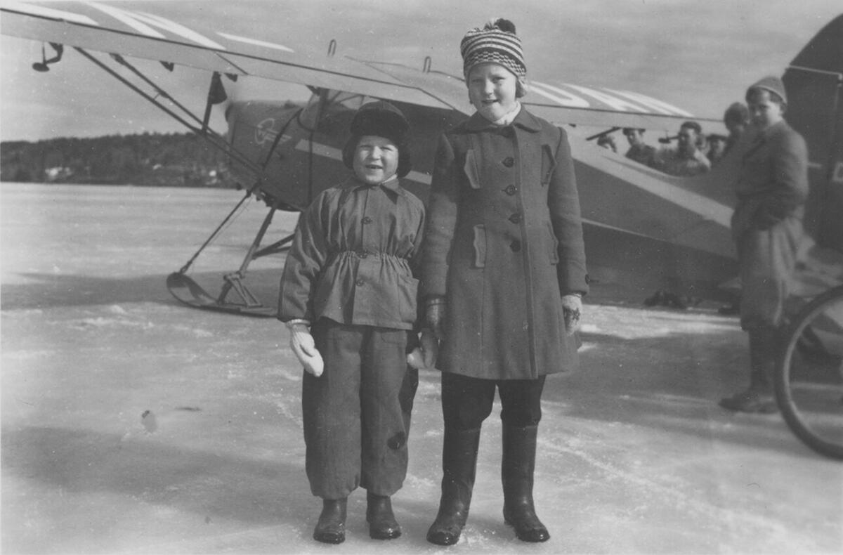Småfly har landet på isen på Tunevannet. Rune Pettersen og Wenche Johansen står oppstilt foran flyet.