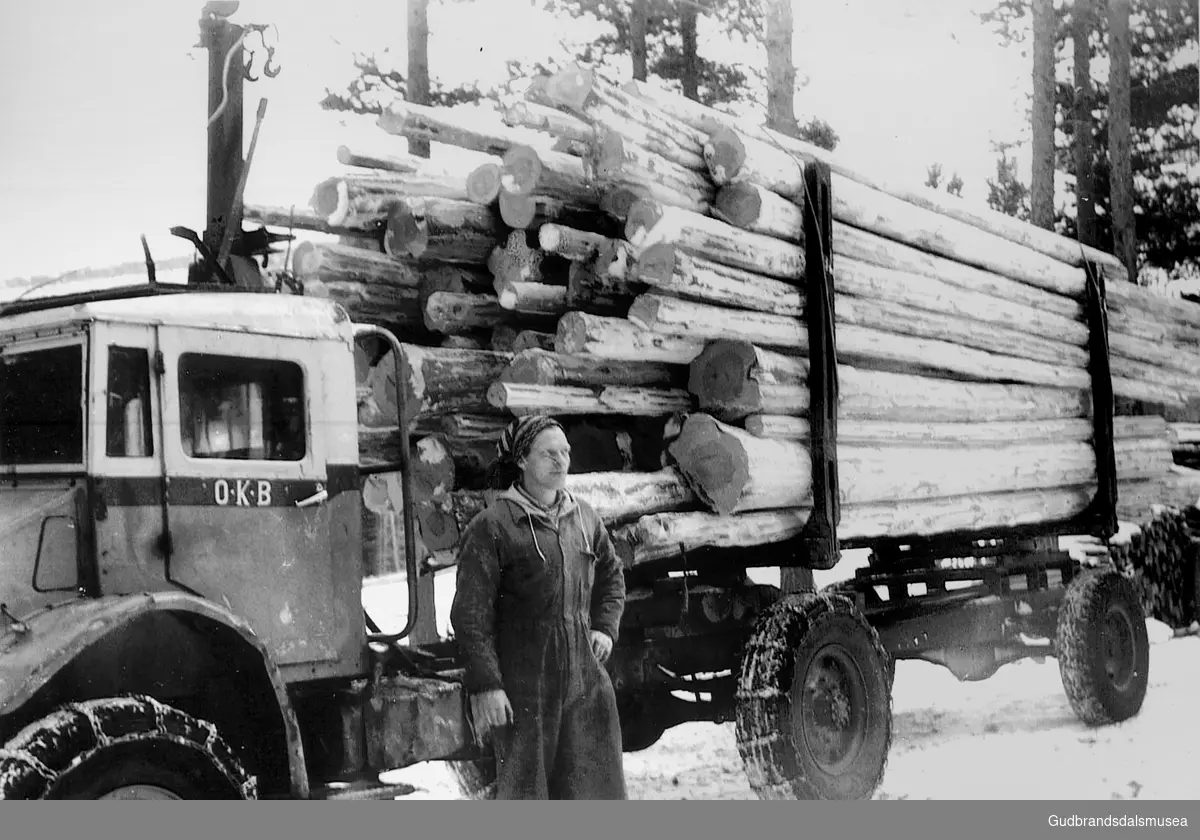 Ingvald Morken (f. 1924) framfor ein OKB-lastebil med tømmerlass