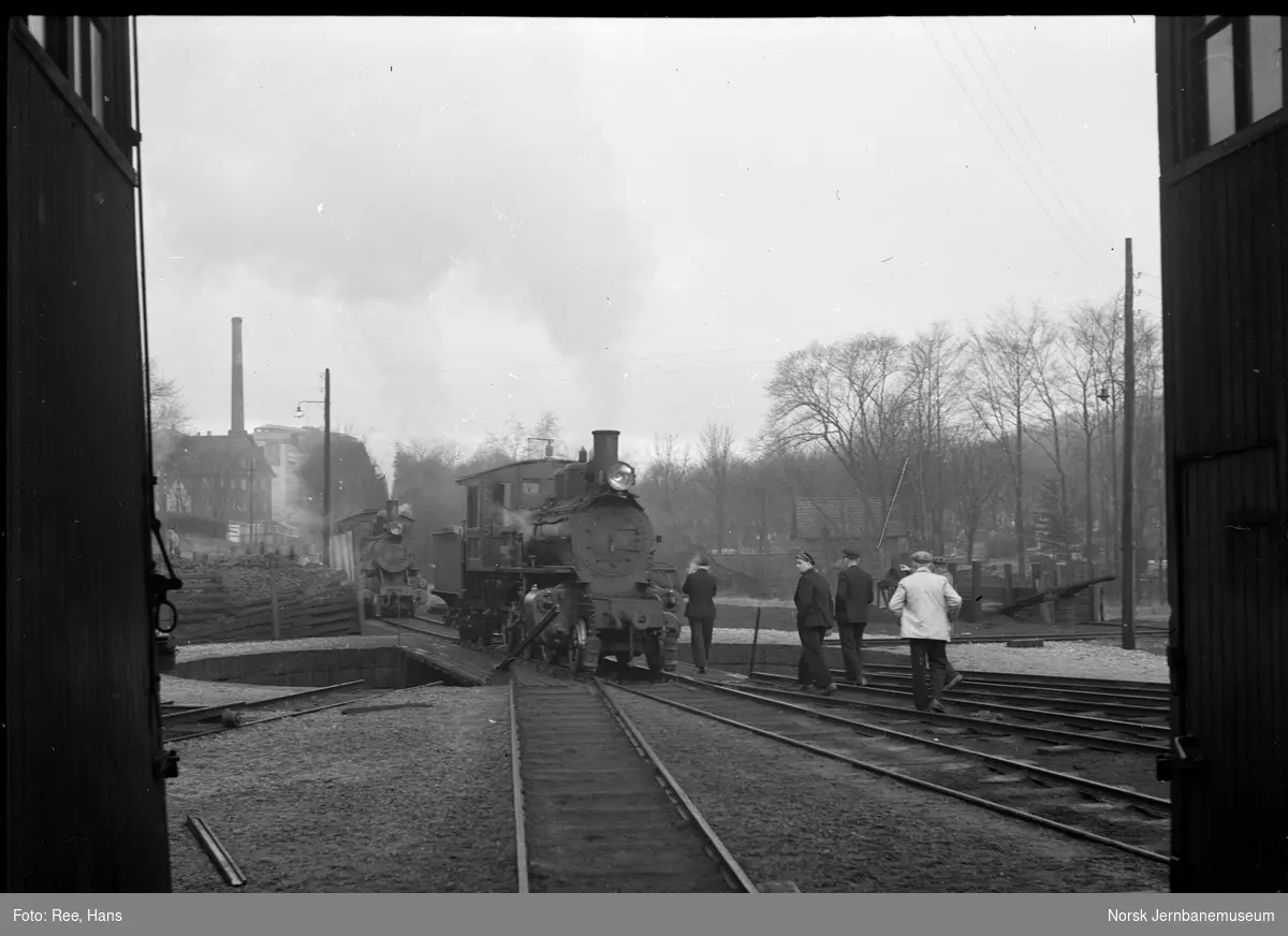 Damplokomotiv type XXIII på svingskiven utenfor lokomotivstallen i Stavanger