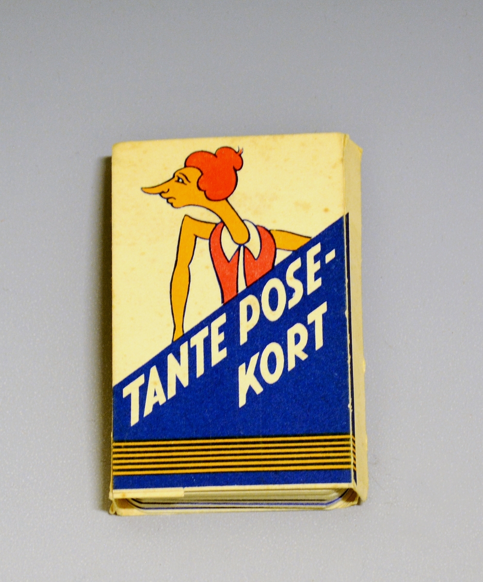 "Tante Posekort", kortspill med en dame i rød kjole på forsiden av esken. På baksiden spillets regler.